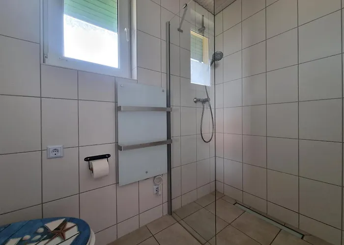 Apartment Ferienhäuschen Gartennest In Koserow, 350m Zur Seebrücke Koserow